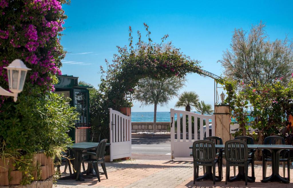 Hotel Et Appartements Reine D'Azur Roquebrune-Cap-Martin Eksteriør billede